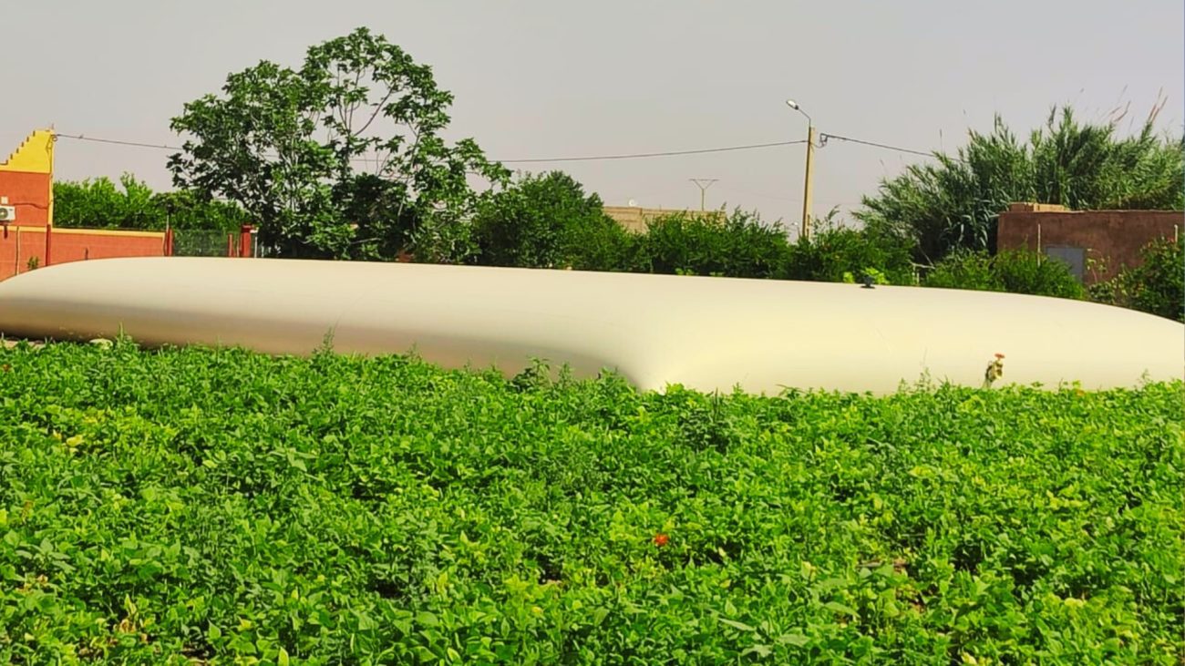 Citerne souple beige pour irrigation des champs – solution écologique et économique Serena Group